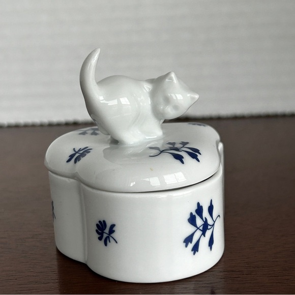 HEREND Porcelain Heart Trinket Box Blue White Floral with Cat Kitten Finial - Picture 8 of 14